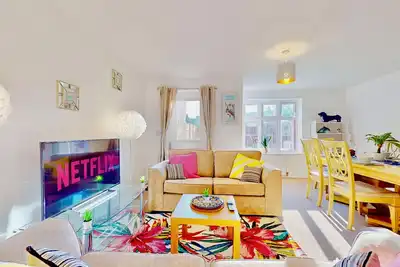 Image de Spacious 4 Bed Semi-Detached Family Home with Parking