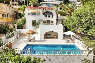 Superbe villa avec grande piscine dans l’environnement enchanteur de Benissa.