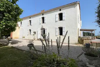 Image de Belle maison de maître avec piscine et vue sur les vignes