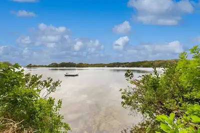 Image de Cozy home on lake including local beach pass, hot tub, patio, W/D, & Ac