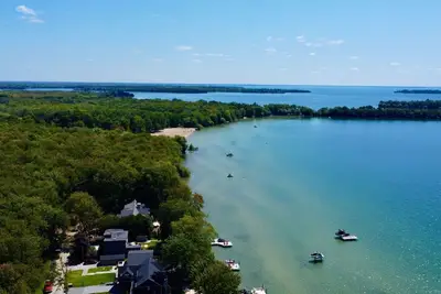 Image de 4 Bedroom, 7 bed Cottage - Sand and Crystal Clear Water, Lake Simcoe, Orillia