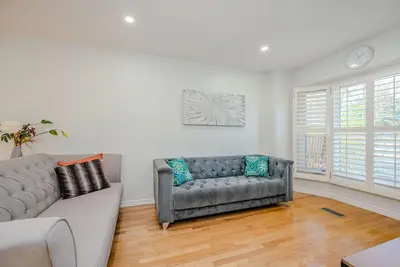 Image de Charming Home in Toronto Area near Airport, Stores–Ideal Getaway! 🏡