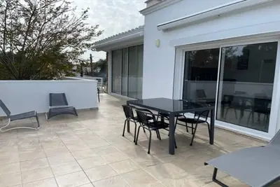 Image de Appartement climatisé avec terrasse privée + parking 500 m plage/centre ville