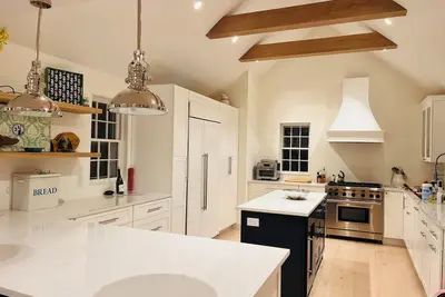 Image de Newly Renovated 4-bedroom in town Home with central Ac