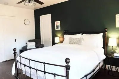 Image de #9 walk to Downtown - Vintage 1938 hotel room\n\n