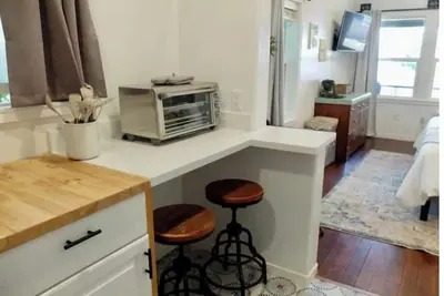 Image de #14 Darling Vintage Apt - Historic Downtown Strip\n\n