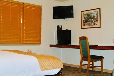 Image de Charming 4-bedroom lodge in Tulsa with Ac, WiFi, heat, Cable Tv, and more