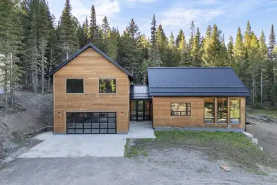 Image de Start Booking For Ski Season! ! \nPine & Powder Ski House at Bridger Bowl