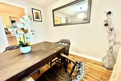 Image de Enjoy a cozy, comfortable, and relaxed atmosphere at Kwetu Homes in Pittsburgh.