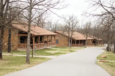 Image de Charming 4-bedroom lodge with Ac and WiFi near the Tulsa Botanical Gardens.