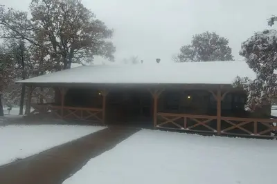 Image de Spacious 4-bedroom lodge in marvelous Tulsa with Ac, WiFi and pool.