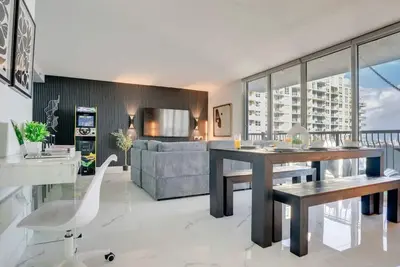 Image de The Noir Suite 3br 2bth Glam Room Ps5 Pool Gym