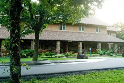 Image de Large rustic lodge, sleeps 44. Only 12 minutes from downtown Tulsa