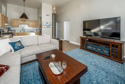 Image de Renovated Fl1| Near Uc + Tql Stadium | Free Parking