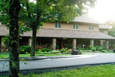 Image de Spacious lodge with 18 bedrooms, large living area with pool table and more!