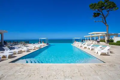 Chic 3br Villa w\/outdoor bar