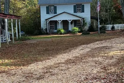Image de Eclectic Edition 2 bedroom Historic Farmhouse circa 1885 \nNo Ghosts Serene Vale