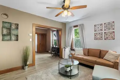 Image de Spacious Master Suite in Peaceful Wooded Farmhouse—Your Home Away from Home