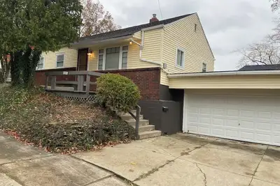 Image de Charming 3-bedroom, newly renovated modern decor home in Akron, Goodyear Heights