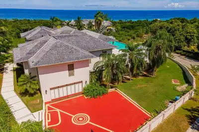 Image de Spacious Luxury Villa In Exclusive Upscale Gated Neighborhood