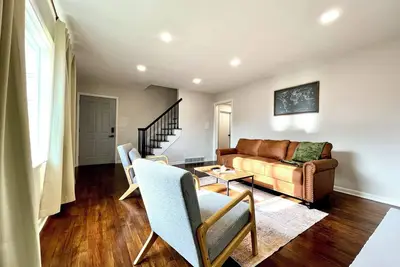 Image de Near Niu & Downtown Dekalb! Sleeps 12, Wet Bar, Foosball, & Pet-Friendly!