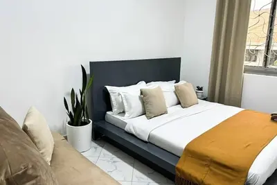 Image de 2 Bedroom Apartment w/ Palm View Balcony Ensuite Bathrooms Entebbe