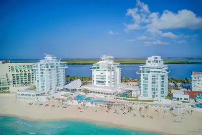 Vrbo Premier Host – Beachfront – 11br/9Bth – Penthouse Combo #3120