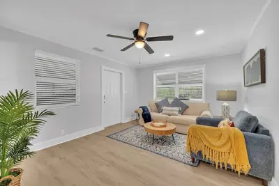 Image de Winter Getaway Stuart - Bring your truck, boat or Rv - Large Fenced Yard