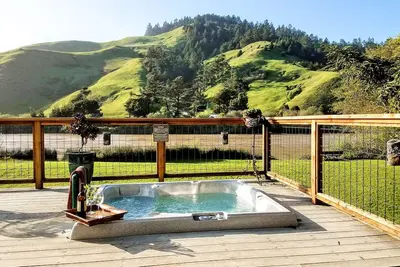 Image de Riverfront house w/wraparound deck & hot tub - kayaks, bikes, stunning views