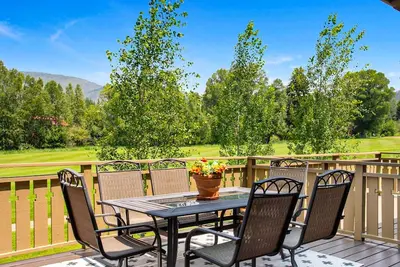 Image de Cozy townhouse with W\/D, hot tub & fully stocked kitchen - great location