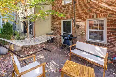 Image de 'The Pineapple' Old Town Alexandria Studio!