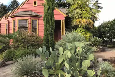 Image de Lovely 2-bdrm apartment that's perfect for a workspace or comfortable retreat.