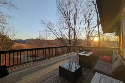 Image de Newly Renovated Charming 2-bedroom Hillside Chalet Apartment