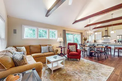 Image de Charming home with a jacuzzi, fire pit, gas grill, large yard, and porch!