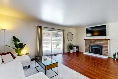 Beautiful home with private hot tub, fenced in yard, & fireplace - dog friendly