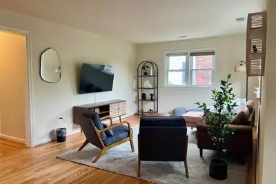 Image de New Cozy Penthouse - Spacious 3-bedroom apartment. Steps to Metro!