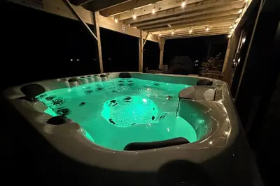 Image de New Hot Tub at the Canal House on Portage Chain