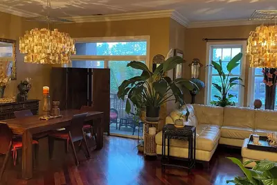 Image de Chic 3-bedroom condo in North Kenwood, Hyde Park with Elevator!