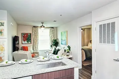 Image de The Walkabout. . 2br lovely condo Five minutes walk to the Grove and the Square! !