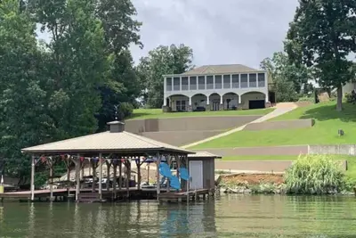 Image de Beautiful waterfront home with year-round water ~ Sleeps 14