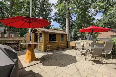 Image de **Queen's Gem Cottage – Your Perfect Grand Bend Getaway**