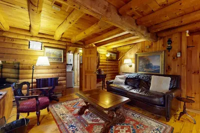 Image de Rustic cabin in serene location with fireplace and pool access