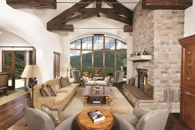 Image de Large Red Mountain Estate with 6 Bedrooms and expansive views