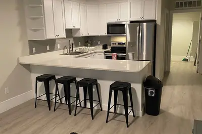 Image de Spacious & Modern 2-Bedroom Basement Apartment w\/ Natural Light & Prime Location