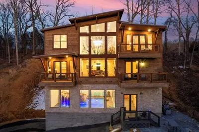 Image de Poolside Plateau - Luxurious Pool, Games, Views, + More!