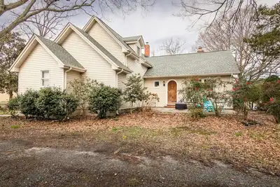 Image de 1900's Modern Farmhouse on 7. 5 private acres