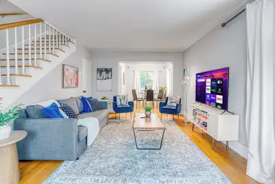 Image de Cozy & Charming Home, Minutes to Everything!