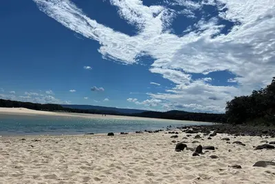 Image de Relaxing coastal getaway w fire pit. A short stroll to the beach and surf.
