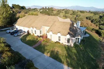 Image de Elegant 4 Bedroom Hilltop Estate, 7 acres, Epic Views, Close to Town