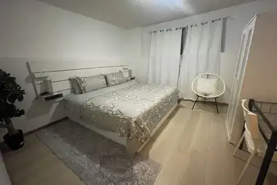 Image de 1 bedroom Basement Suite with king bed